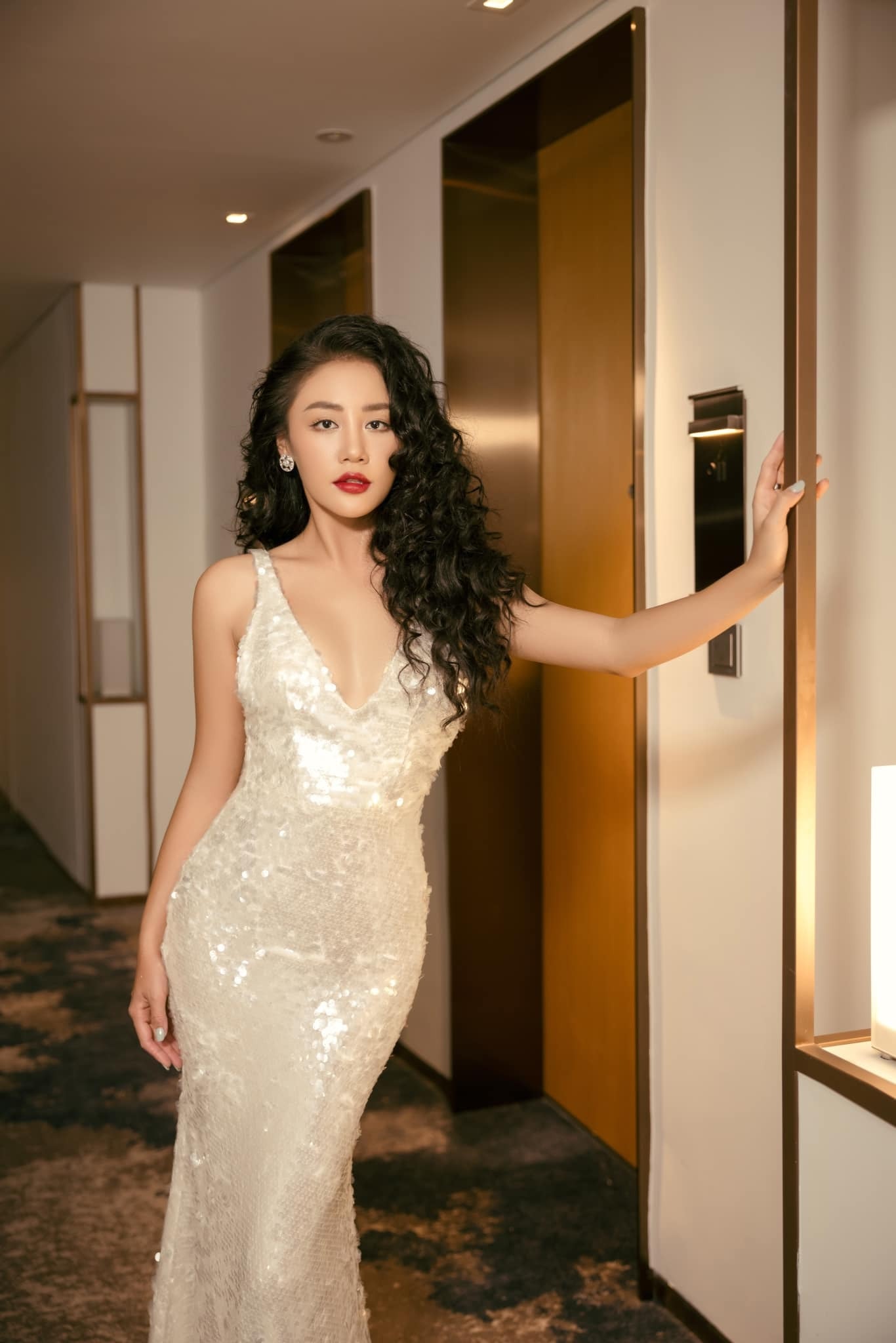 Bên cạnh âm nhạc và diễn xuất, Văn Mai Hương cũng tích cực thử sức trong lĩnh vực thời trang. Nữ ca sĩ thường xuyên xuất hiện tại các sự kiện thời trang lớn, lựa chọn trang phục chỉn chu và cập nhật xu hướng mới. Người đẹp thường diện các thiết kế đến từ nhiều thương hiệu cao cấp, xây dựng hình ảnh ngày càng sành điệu và thời thượng.