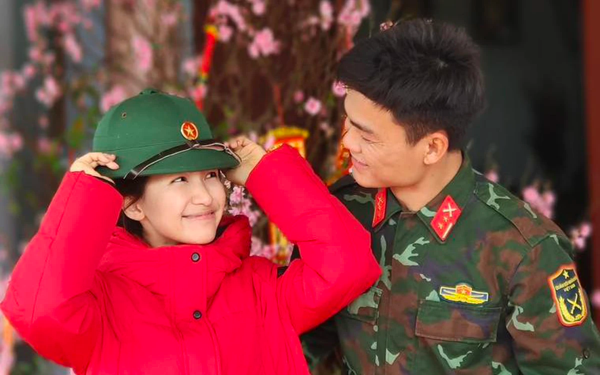 Hoà Minzy làm bùng nổ mạng xã hội khi công khai chuyện tình với Đại úy Thăng Văn Cương.