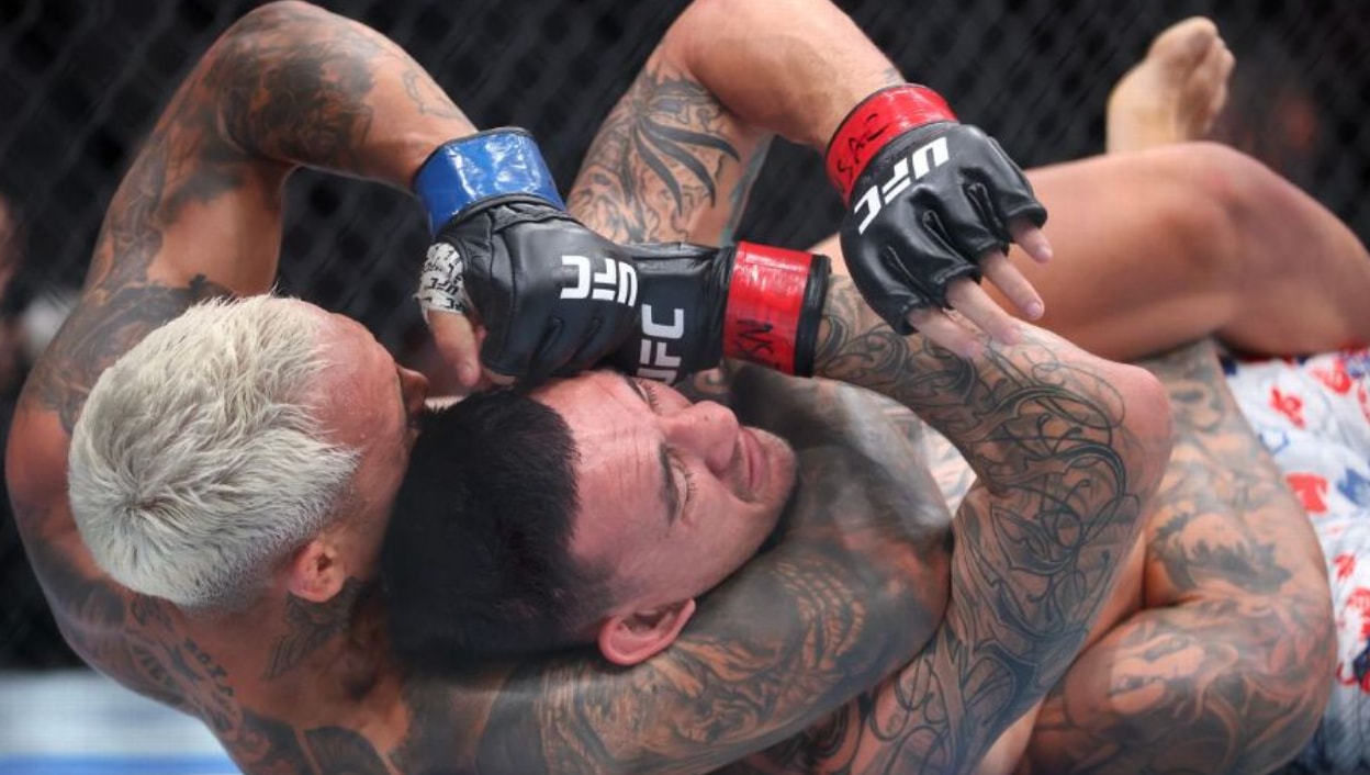 Oliveira kiên định với chiến thuật kiểm soát đối thủ dưới sàn. (Nguồn: ESPN)