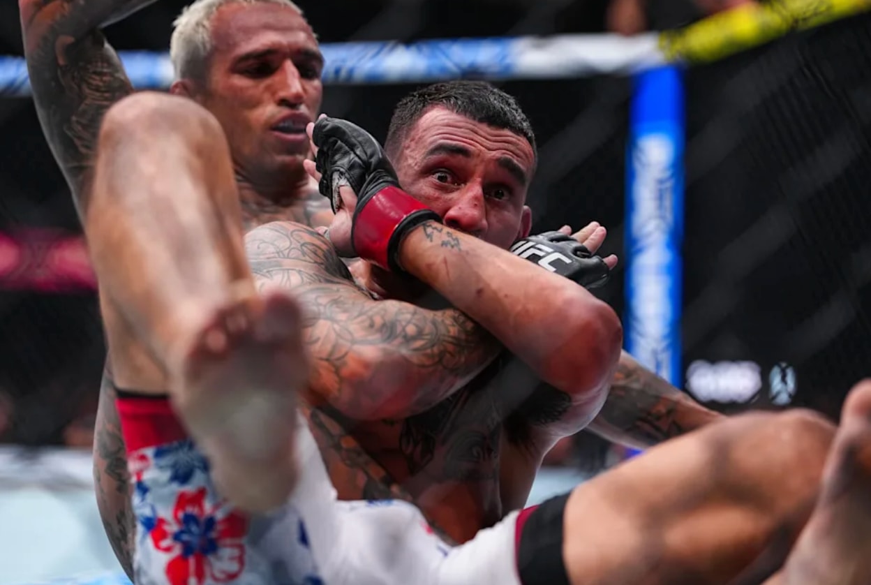 Max Holloway đã có một trận đấu không mấy suôn sẻ với Charles Oliveira. (Nguồn: Yahoo Sports)