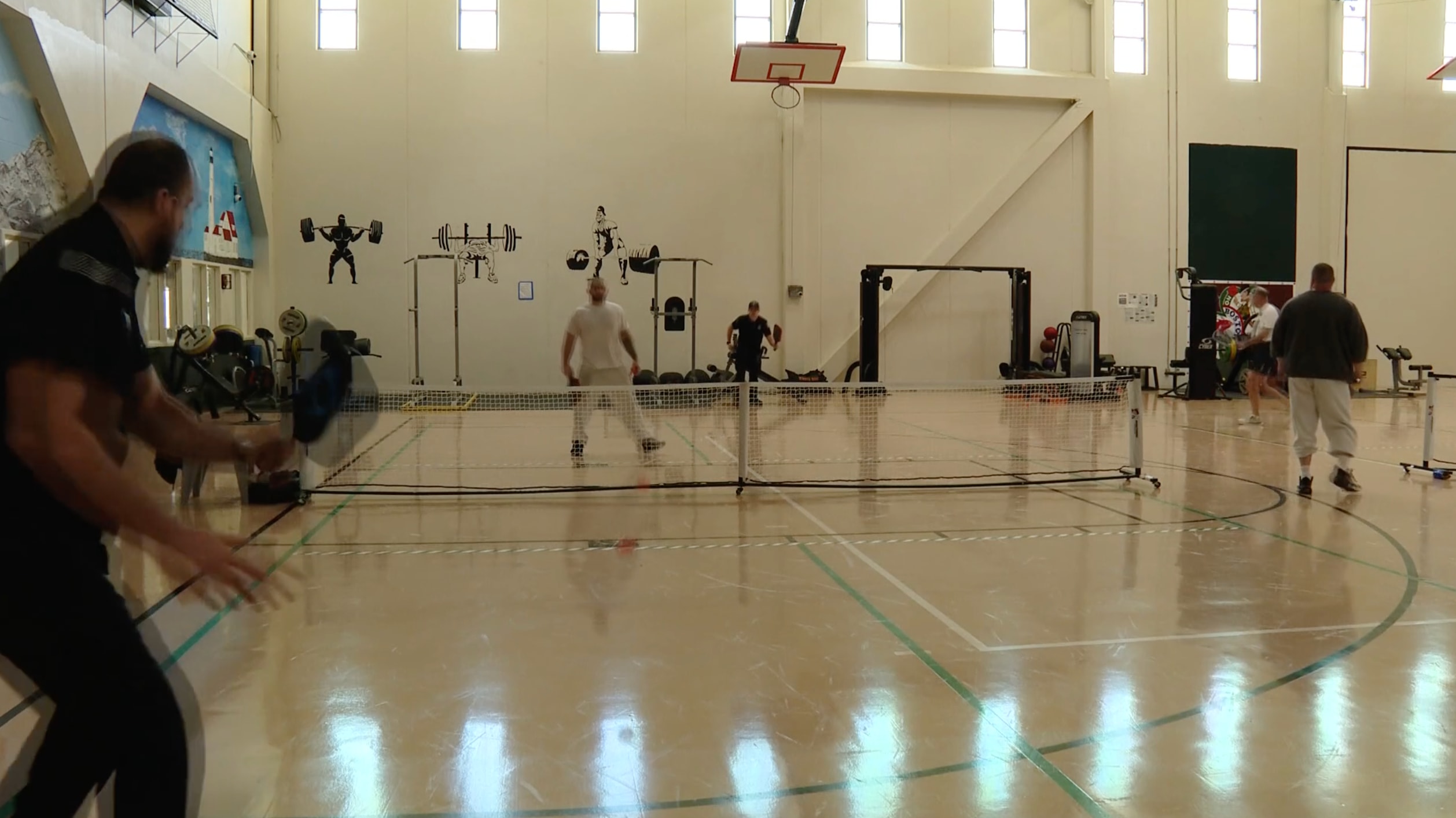 Tù nhân, quản giáo và tình nguyện viên bên ngoài nhà tù cùng ra sân tập pickleball. (Nguồn: News Center Maine)