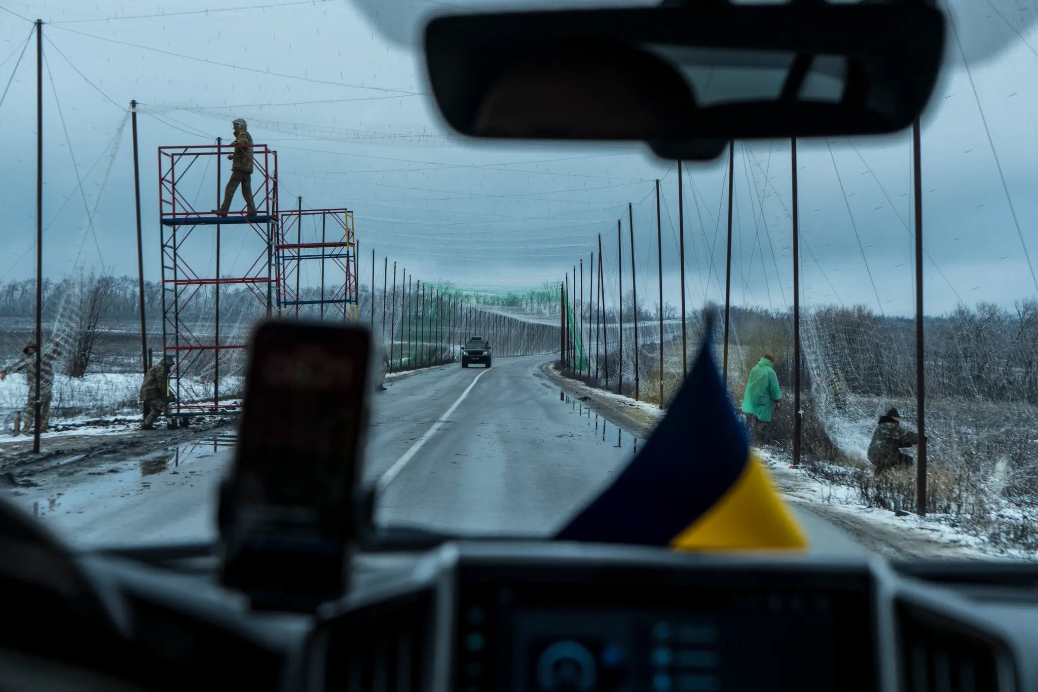 Các binh sĩ lắp đặt lưới chống drone tại khu vực Donetsk vào thứ Sáu. (Ảnh: Brendan Hoffman/The New York Times)