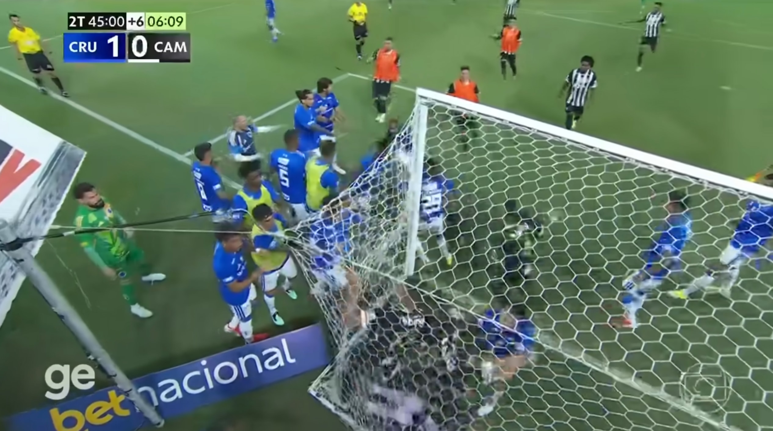 Cầu thủ của hai đội lao vào đấm đá nhau. (Ảnh chụp màn hình)