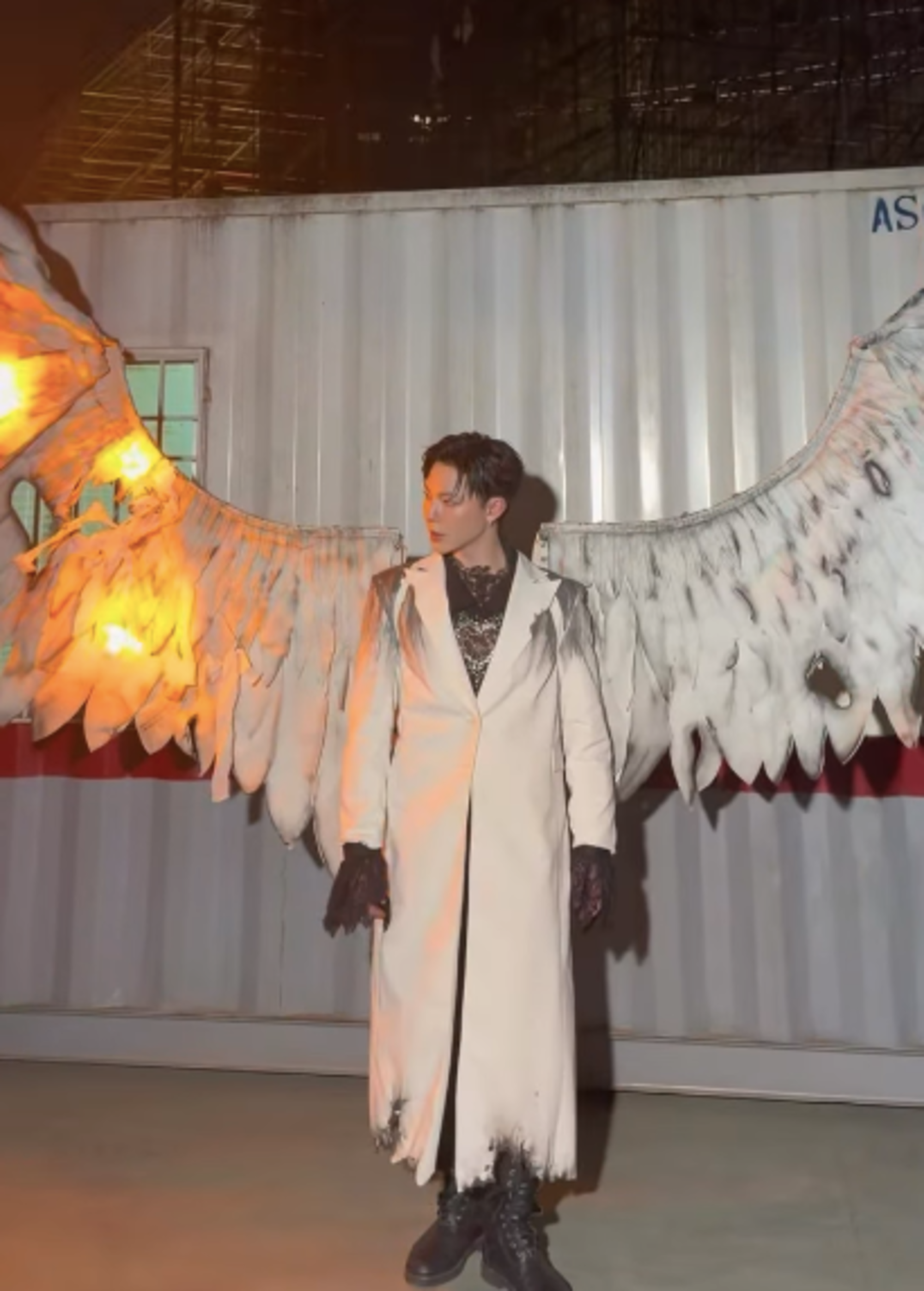 Erik đăng tải hình ảnh hậu trường, trấn an rằng ngọn lửa thực chất là một hiệu ứng sân khấu đã được tính toán.