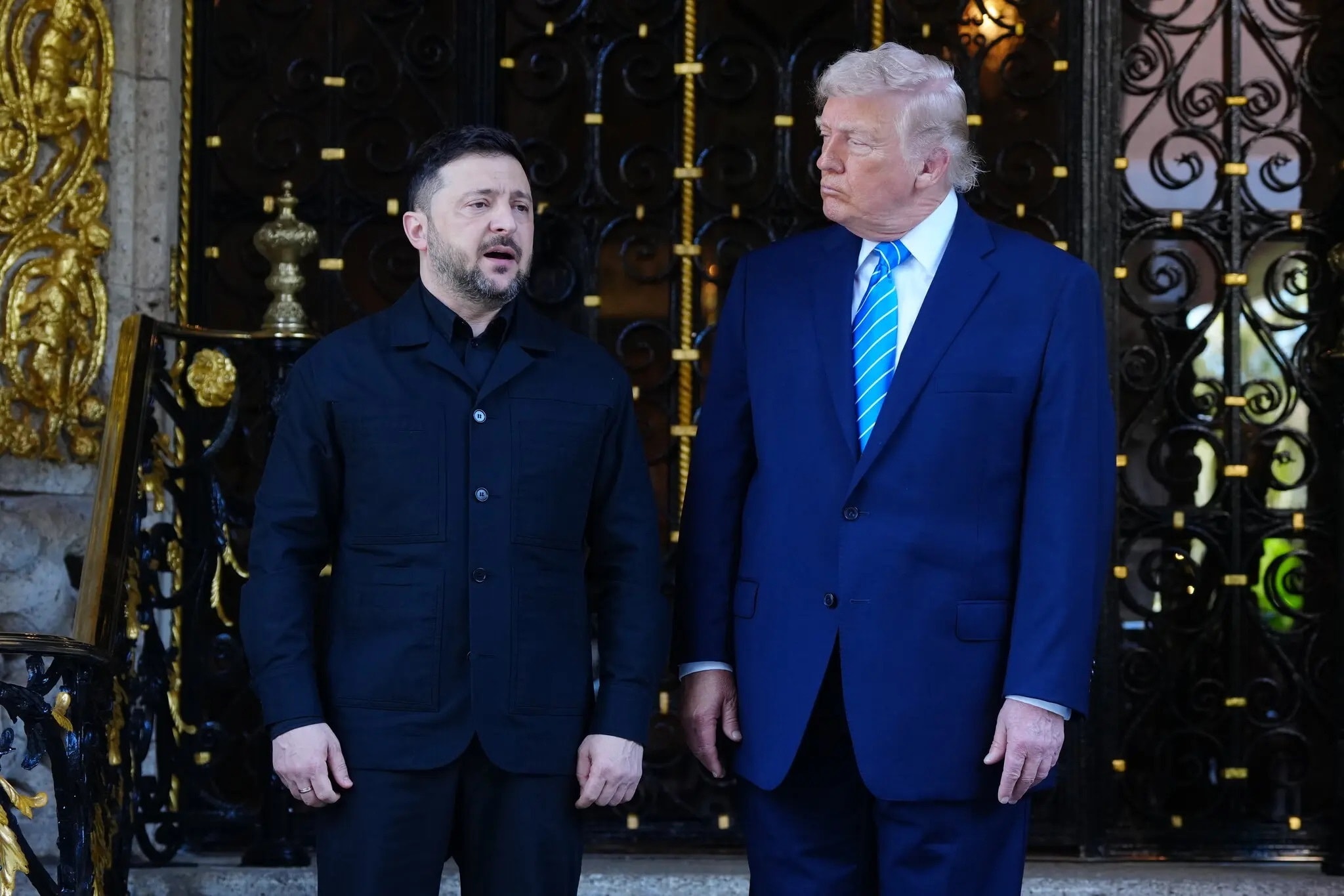 Tổng thống Zelensky gặp Tổng thống Donald Trump tại bang Florida (Mỹ) vào tháng 12. Kiev hy vọng ghi điểm với Mỹ bằng việc hỗ trợ trong cuộc chiến tại Trung Đông. (Ảnh: Tierney L. Cross/The New York Times)