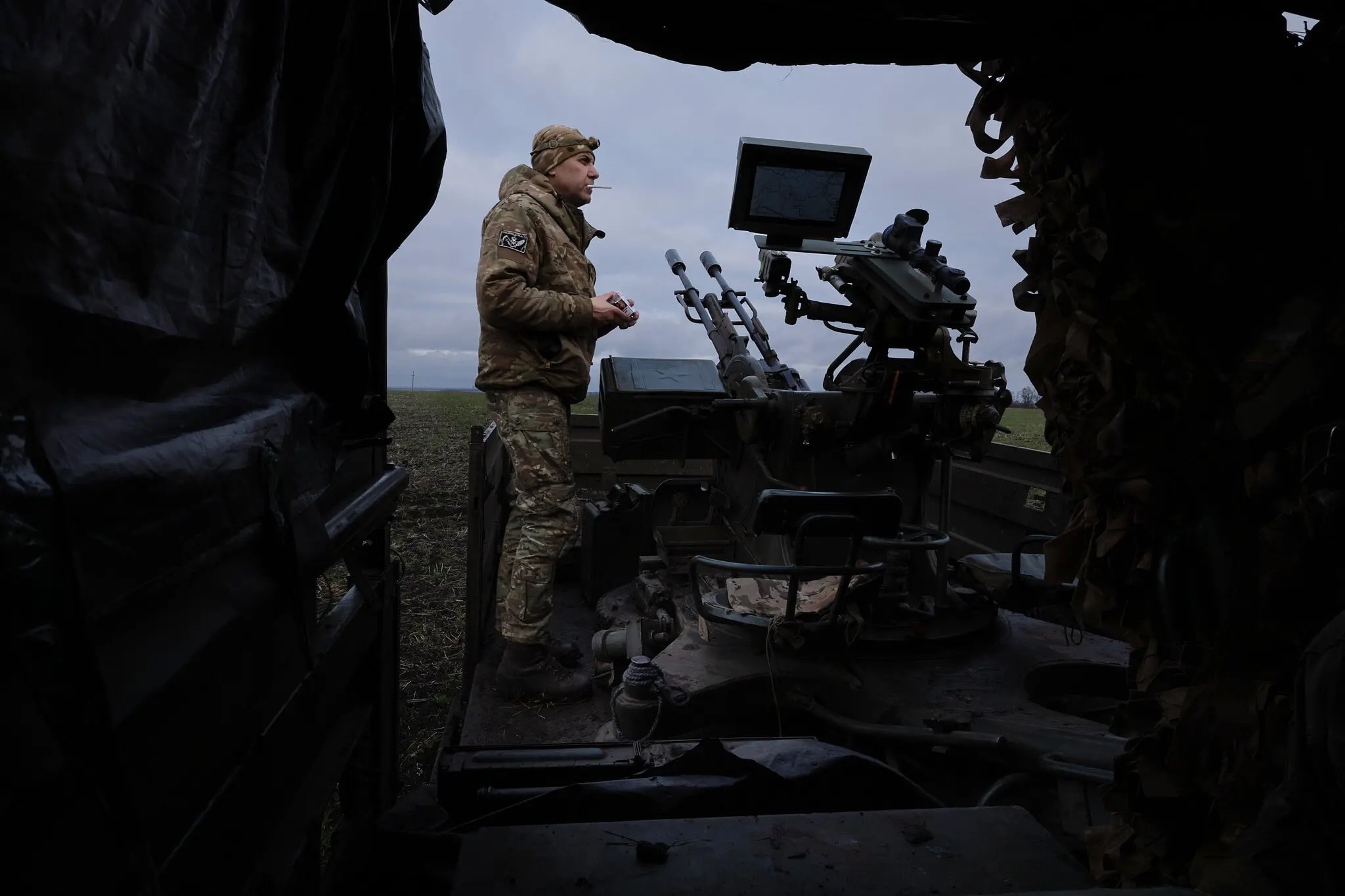 Binh sĩ Ukraine tại khu vực Donetsk theo dõi bầu trời để bắn hạ máy bay không người lái Shahed của Nga bằng pháo phòng không 30 mm, tháng 12. (Ảnh: Tyler Hicks/The New York Times)