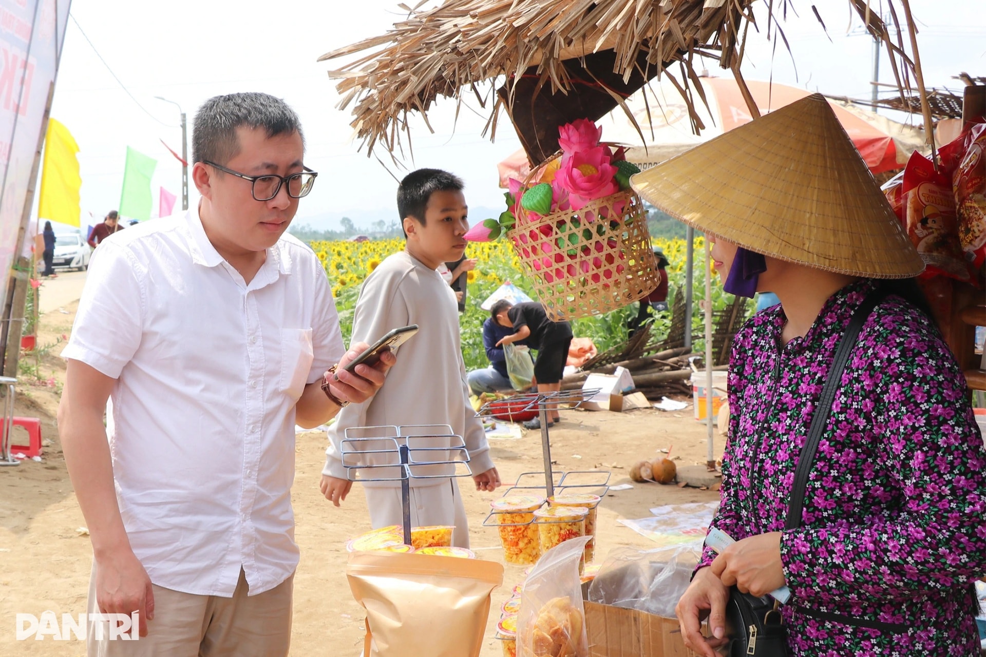 Chủ vườn thắng lợi với vụ hoa hướng dương, quà quê phục vụ khách Trung Quốc - 9