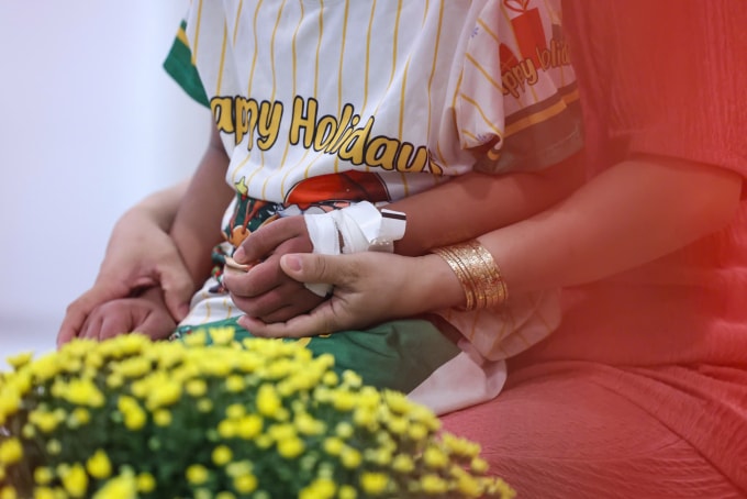 Sốt xuất huyết Dengue không chỉ ảnh hưởng sức khỏe người bệnh mà còn là gánh nặng tâm lý cho người thân. Ảnh: Ngô Trần Hải An