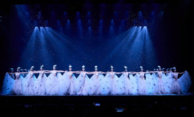 Cảnh đàn khổng tước nối đuôi nhau trong vở múa. Ảnh: Ban tổ chức cung cấp