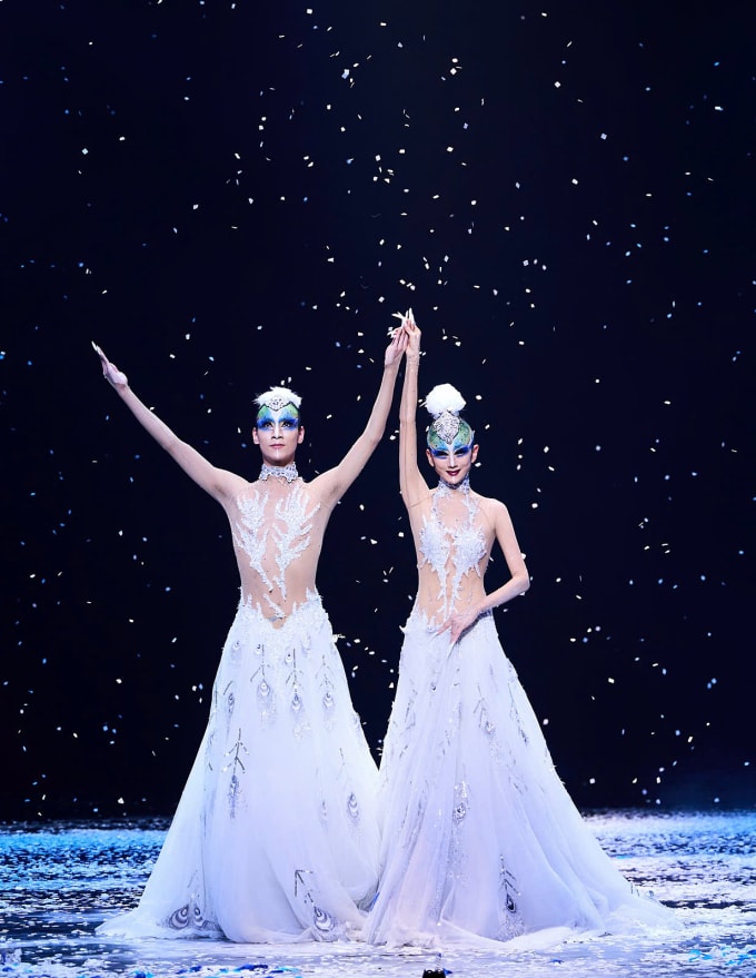 Dương Lệ Bình (trái) và Dương Hàm (vai khổng tước trống). Ảnh: Ban tổ chức cung cấp