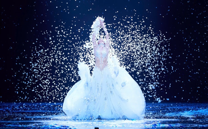 Dương Lệ Bình thể hiện hình ảnh chim công múa trong tuyết. Ảnh: Ban tổ chức cung cấp