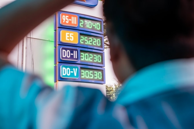 Bản niêm yết giá tại một cửa hàng xăng dầu tại Hà Nội, ngày 7/3. Ảnh: Giang Huy