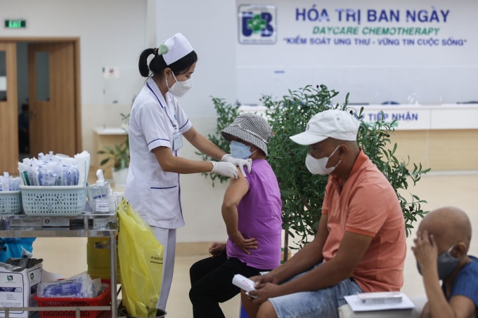 Bệnh nhân hóa trị ung thư tại Bệnh viện Ung Bướu TP HCM. Ảnh: Quỳnh Trần