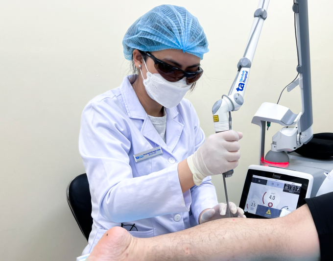 Bác sĩ sử dụng laser pico điều trị tình trạng thâm mụn cho anh Văn. Ảnh: Bệnh viện Đa khoa Tâm Anh
