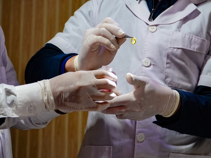 Giác mạc lấy ra được đựng trong lọ bảo quàn, chờ ghép cho người khác. Ảnh: Thuỳ Dương