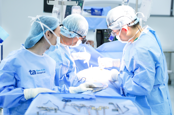 Bác sĩ phẫu thuật thay van tim cho bệnh nhân. Ảnh: Bệnh viện Đa khoa Tâm Anh