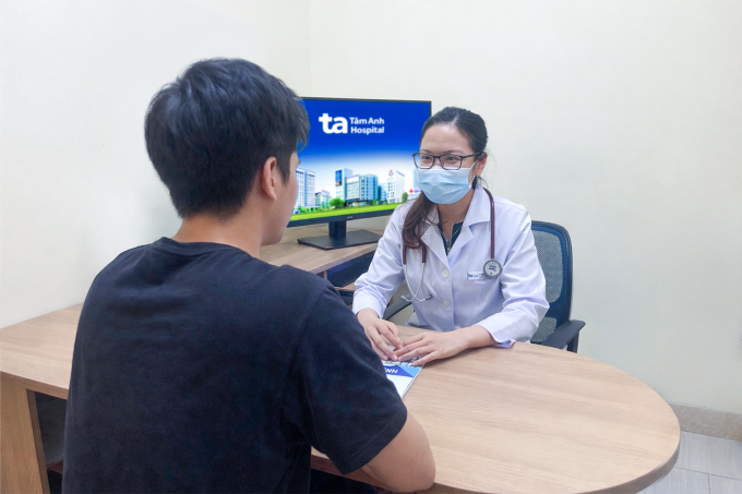 Bác sĩ Thùy thăm khám cho một nam thanh niên. Ảnh minh họa: Bệnh viện Đa khoa Tâm Anh