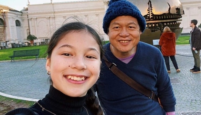 Alysa Liu và bố Arthur Liu nhiều năm trước. Ảnh: Handout