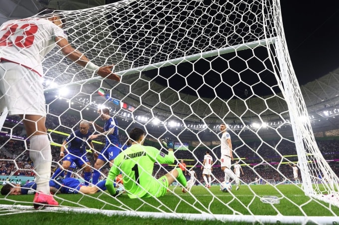 Christian Pulisic (nằm) bị đau sau khi ghi bàn giúp Mỹ thắng Iran 1-0 ở vòng bảng World Cup 2022, trên sân Al Thumama, Doha, Qatar ngày 29/11/2022. Ảnh: Reuters