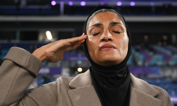 HLV Marziyeh Jafari chào cờ và hát quốc ca trước trận Iran gặp Philippines ở lượt cuối bảng A Asian Cup nữ 2026, trên sân Gold Coast, bang Queensland, Australia tối 8/3/2026. Ảnh: AP