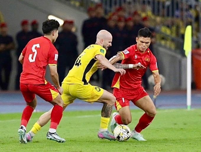 Việt Nam (áo đỏ) thua Malaysia 0-4 ở lượt hai bảng F vòng loại cuối Asian Cup 2027, trên sân Bukit Jalil, Malaysia ngày 10/6/2025. Ảnh: Hai Tư