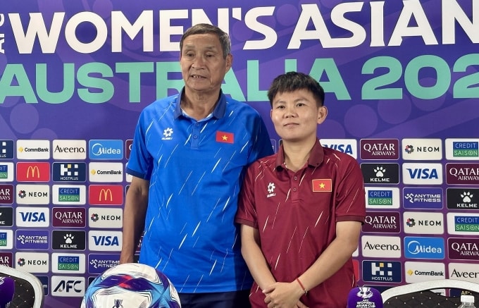 HLV Mai Đức Chung và tiền vệ Bích Thùy trong họp báo trước trận Việt Nam - Nhật Bản ở lượt cuối bảng C, VCK Asian Cup nữ 2026, chiều 9/3. Ảnh: Anh Thư