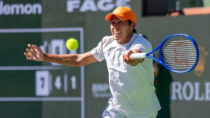 Tien đánh thuận tay trong trận gặp Shelton, trên sân Trung tâm ở Indian Wells Tennis Garden, California, Mỹ hôm 8/3. Ảnh: Reuters
