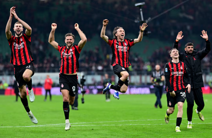Strahinja Pavlovic, Niclas Fullkrug, Luka Modric và Alexis Saelemaekers (từ trái sang) ăn mừng sau trận Milan thắng Inter 1-0 ở vòng 28 Serie A trên sân San Siro, Milan, Italy ngày 8/3/2026. Ảnh: Reuters