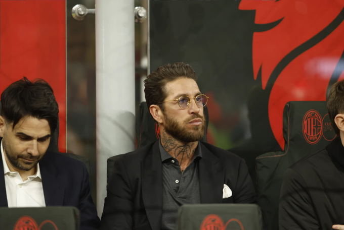 Sergio Ramos trên khán đài sân San Siro. Ảnh: IPA