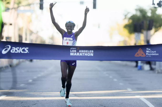 Kenyan Priscah ăn mừng khi cán đích đầu tiên nội dung nữ Los Angeles Marathon 2026. Ảnh: Los Angeles Times