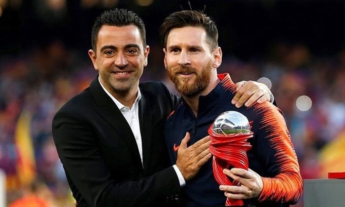 Xavi (trái) và Messi. Ảnh: EFE