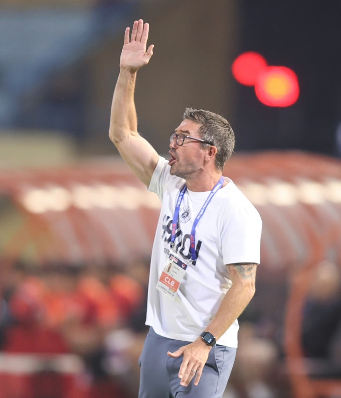 HLV Harry Kewell phản ứng với trọng tài trong trận Hà Nội FC thắng Công an Hà Nội 2-1 ở vòng 15 V-League 2025-2026, trên sân Hàng Đẫy ở Hà Nội ngày 8/3/2026. Ảnh: VPF