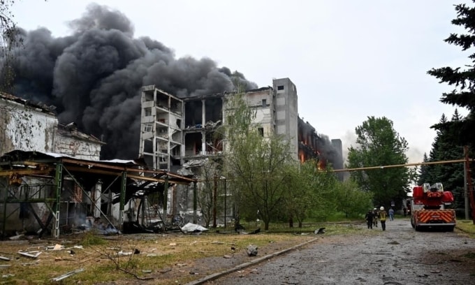 Lính cứu hỏa cố dập tắt một đám cháy sau cuộc tấn công của Nga vào Kharkov hồi tháng 6/2025. Ảnh: AFP