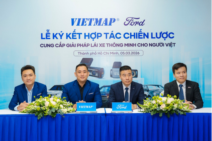 Đại diện Vietmap (trái) và Ford Việt Nam tại lễ ký hợp tác. Ảnh: Vietmap