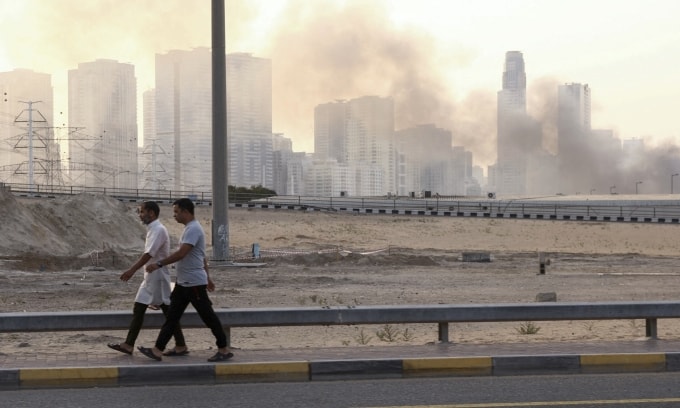 Khói bốc lên tại thành phố Sharjah, Các tiểu vương quốc Arab Thống nhất (UAE) sau các cuộc tập kích của Iran hôm 1/3. Ảnh: Reuters
