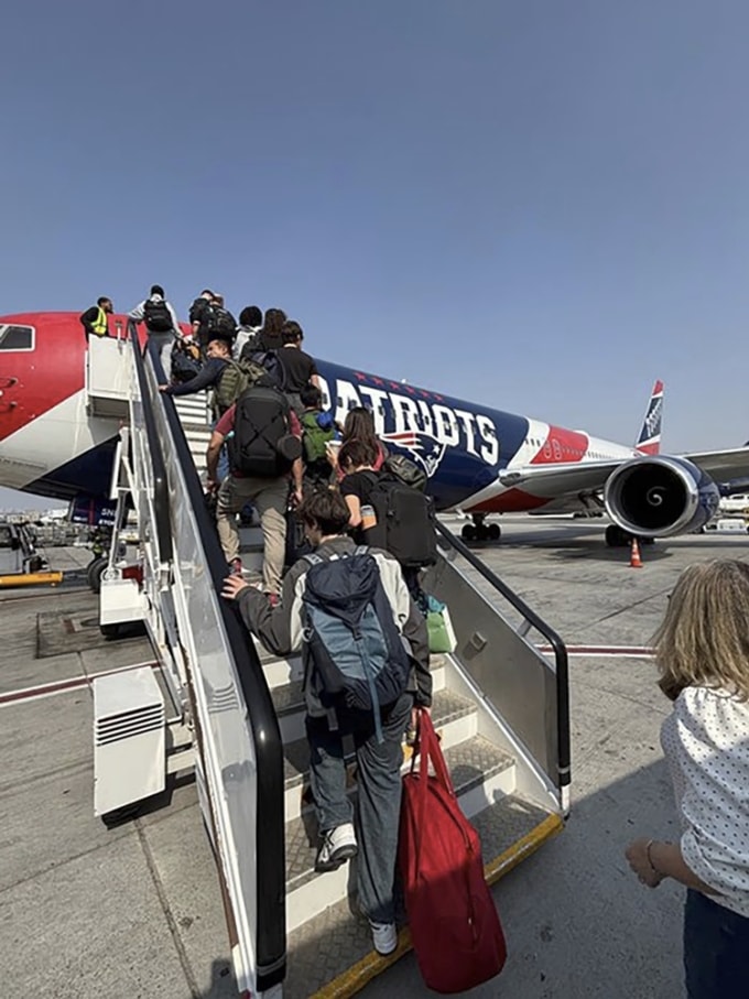 Bức ảnh được Trợ lý Ngoại trưởng Mỹ Dylan Johnson đăng trên X cho thấy những người mà theo lời ông là công dân Mỹ đang lên một chuyến bay sơ tán của Bộ Ngoại giao rời khỏi Trung Đông. Ảnh: X/Dylan Johnson