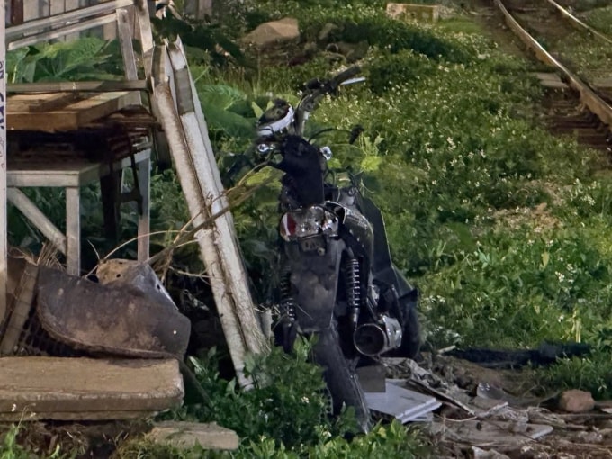 Xe máy cảu nạn nhân bị đâm hỏng. Ảnh: Xuân Hoa