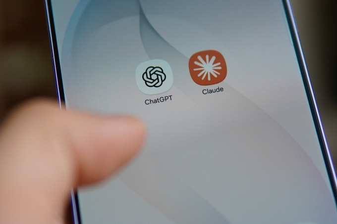 Logo các ứng dụng AI ChatGPT và Claude trên điện thoại, tháng 3/2025. Ảnh: Lưu Quý
