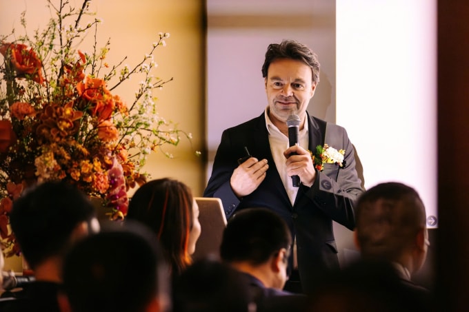 Ông Carlo Negri chia sẻ về các dự án tại sự kiện của chủ đầu tư Coastal Quảng Ngãi. Ảnh: Coastal Quảng Ngãi