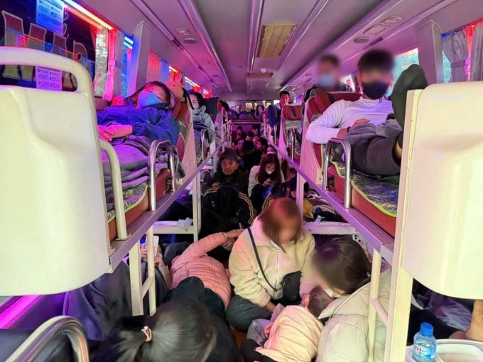 Chiếc xe giường nằm chở quá quy định. Ảnh: CACC