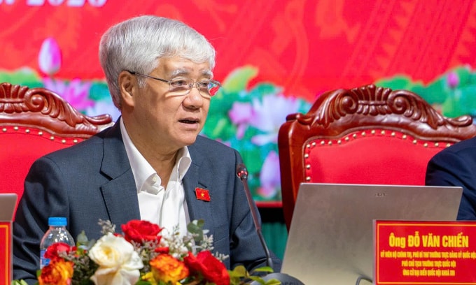 Phó chủ tịch Thường trực Quốc hội Đỗ Văn Chiến trả lời kiến nghị cử tri. Ảnh: Hoàng Phong