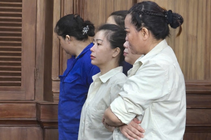 Bị cáo Lê Thị Thắm (ngoài cùng) và các bị cáo khác tại tòa hôm nay. Ảnh: Hải Duyên