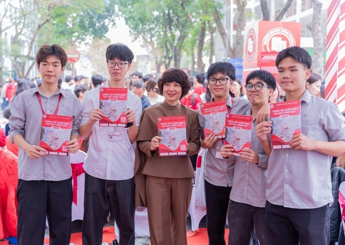 Hiệu trưởng trường Đại học Ngoại thương Phạm Thu Hương cùng các học sinh trong sự kiện tư vấn tuyển sinh đại học 2026, ngày 8/3. Ảnh: FTU Times