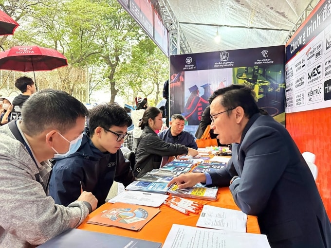 Đại diện trường Đại học Việt - Đức tư vấn cho thí sinh, tháng 3/2026. Ảnh: Fanpage trường 