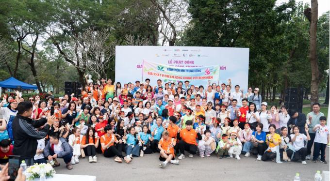 Giải chạy với sự tham gia ủng hộ của các y bác sĩ, sinh viên. Ảnh: Nga Thanh