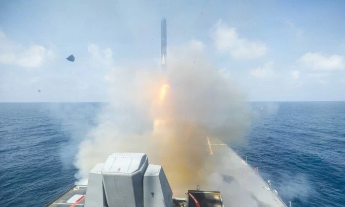 Tên lửa hành trình Tomahawk phóng từ khu trục hạm USS Spruance. Ảnh: AP