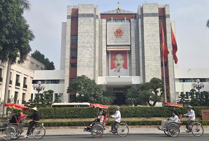xe xích lô chở khách du lịch đi ngang qua trụ sở UBND TP Hà Nội hồi cuối năm 2025. Ảnh: Võ Hải