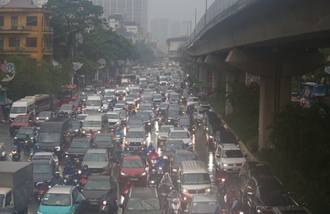 Không khí lạnh gây mưa có thể làm tình trạng tắc đường ở Hà Nội thêm nghiêm trọng. Ảnh: Phạm Chiểu