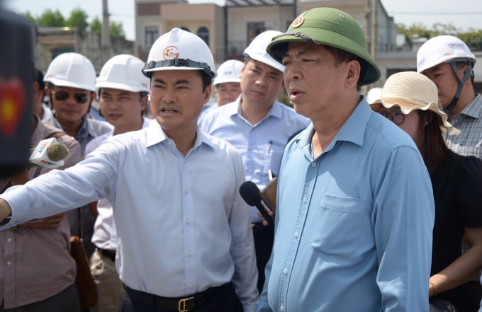 Bộ trưởng Xây dựng Trần Hồng Minh (nón xanh) và Phó chủ tịch UBND TP HCM Bùi Xuân Cường kiểm tra khu vực thi công nút giao Tân Vạn thuộc Vành đai 3, ngày 9/3. Ảnh: Giang Anh