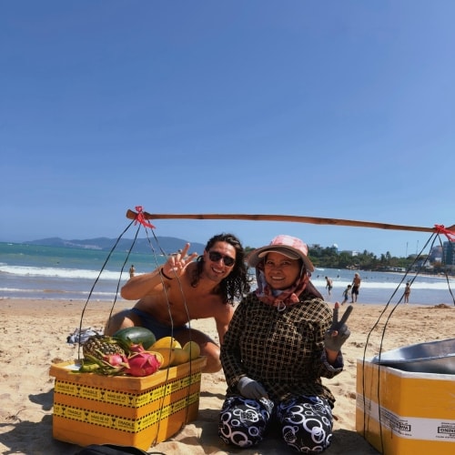 Người bán rong ở Nha Trang thành hiện tượng mạng toàn cầu